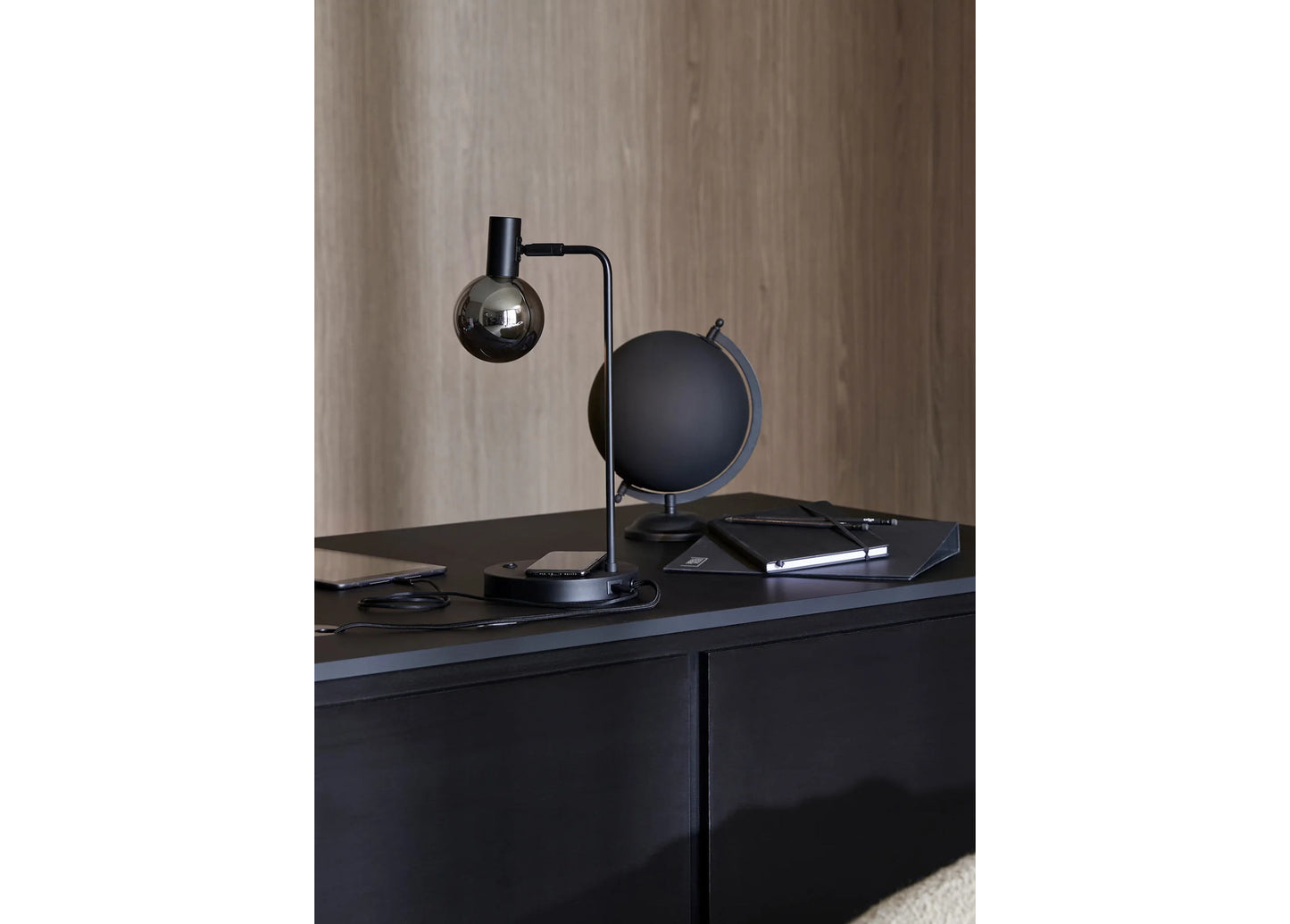 Tischlampe Marx, schwarzes Lampengestell, induktives Laden, USB-Ladeanschluss, G9 Sockel