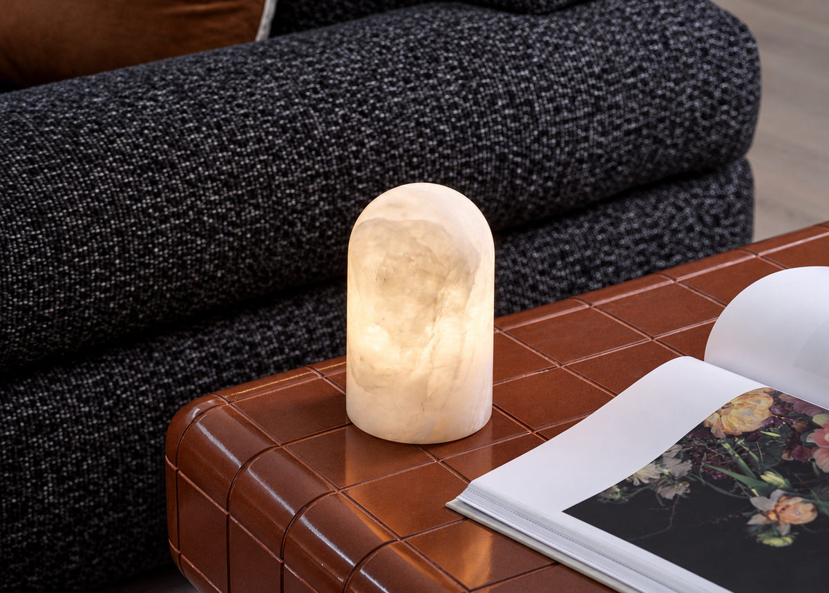 Panton Tischleuchte 27043149 – Detailansicht auf braunem Couchtisch
