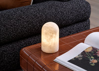Panton Tischleuchte 27043149 – Detailansicht auf braunem Couchtisch