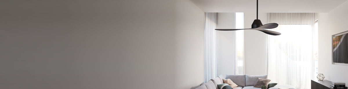 Whitehaven Deckenventilator in Schwarz in einem hellen modernen Wohnzimmer – breites Startseitenmotiv